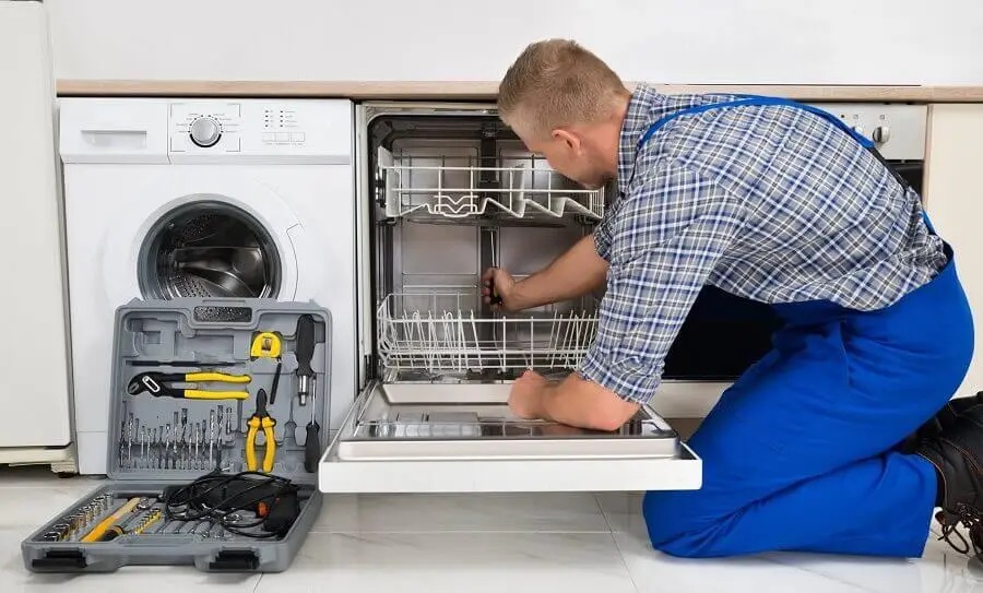 Salihli Whirlpool servisi teknisyen ekibi beyaz eşya tamiri yaparken
